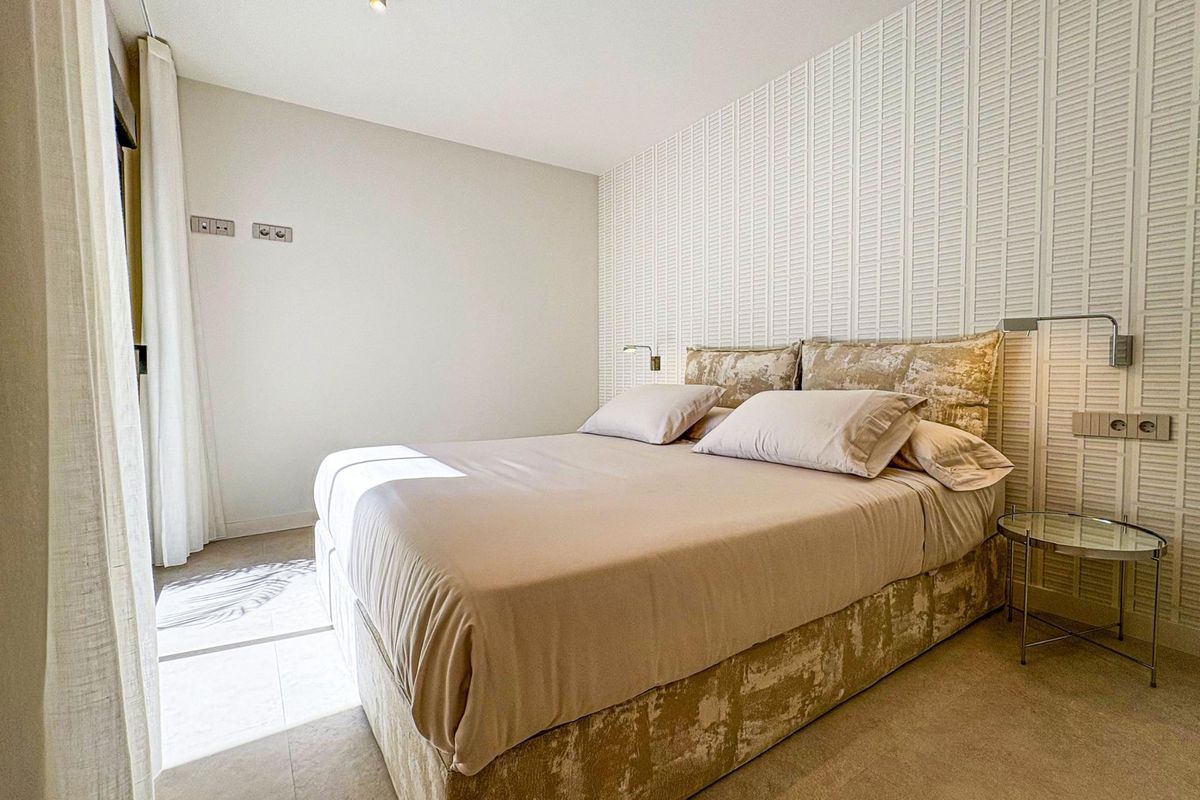 Stijlvolle gasten slaapkamer met elegante decoratie en veel natuurlijk licht in Rojales, Costa Blanca Zuid.