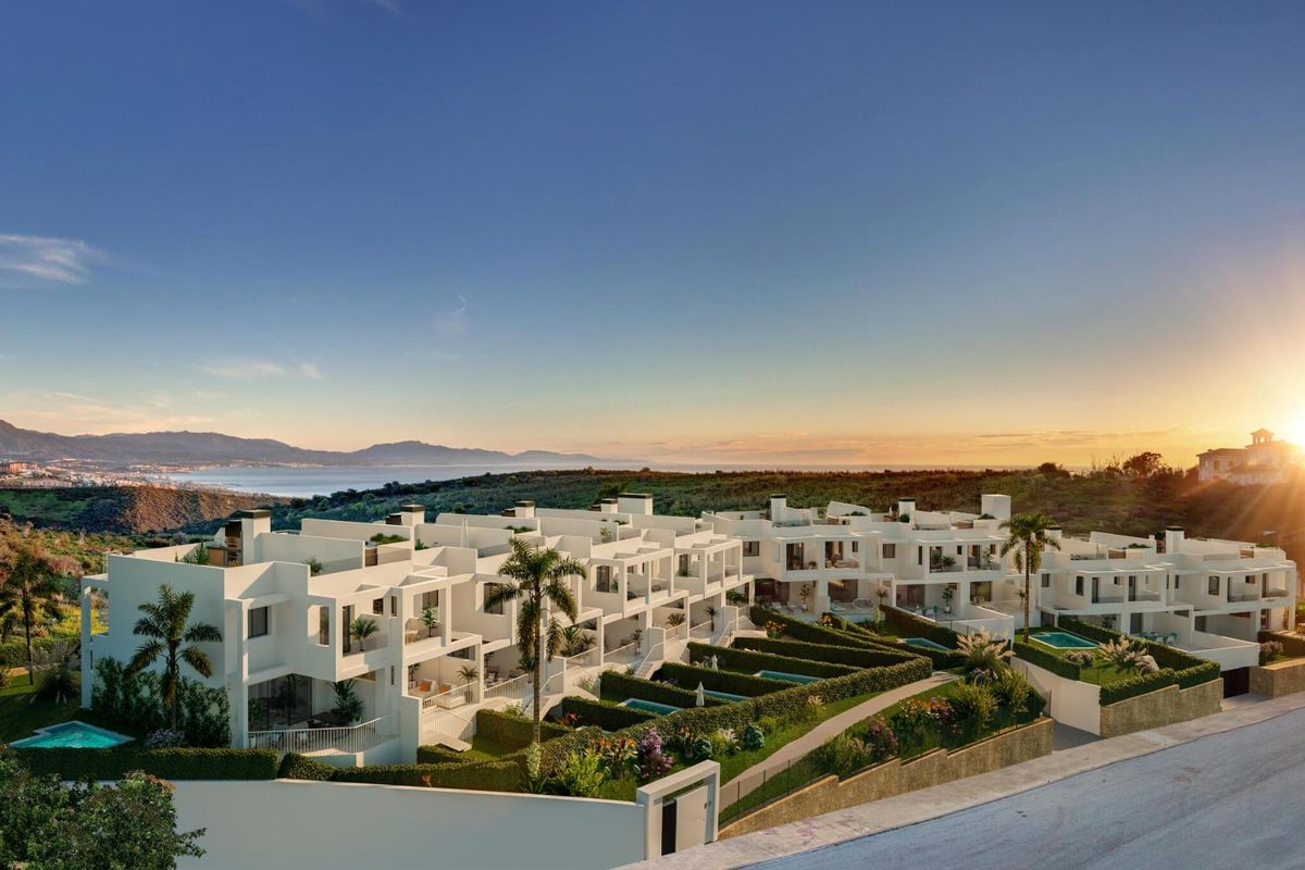 Moderne 3-slaapkamer herenhuizen met prachtig uitzicht op zonsondergang in Manilva, Costa del Sol.