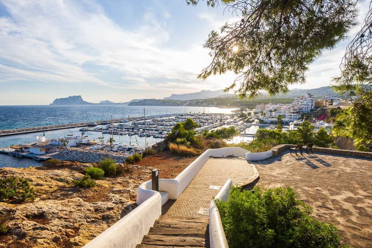 Schilderachtig uitzicht op de haven van Moraira, Costa Blanca, met schilderachtige boten en strand.