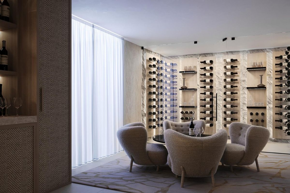 Gesofisticeerde wijnkelder met een gezellige zithoek, gelegen in een luxe villa in Marbella.
