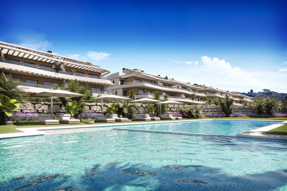 Levendig zwembadgebied omringd door palmbomen en ligbedden bij een luxe woning in Finestrat, Costa Blanca Noord.