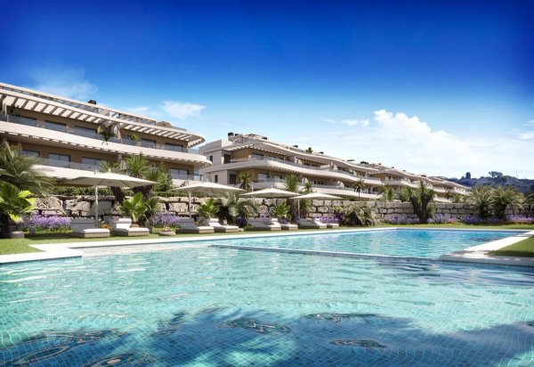 Zicht op een luxe appartementencomplex met zwembad en palmbomen in Finestrat, Costa Blanca Noord.