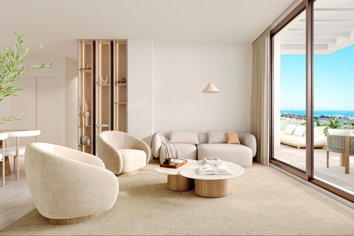 Heldere woonkamer van een 3-slaapkamer appartement in Mijas, met moderne meubels en grote ramen met zeezicht.