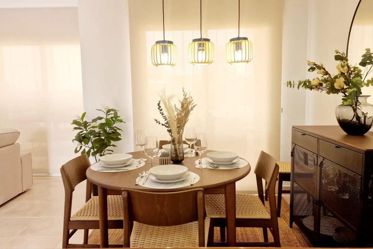 Stijlvol eetgedeelte met moderne decor in een 3-slaapkamer villa in Lorca, Spanje. Een rustige sfeer met natuurlijk licht.