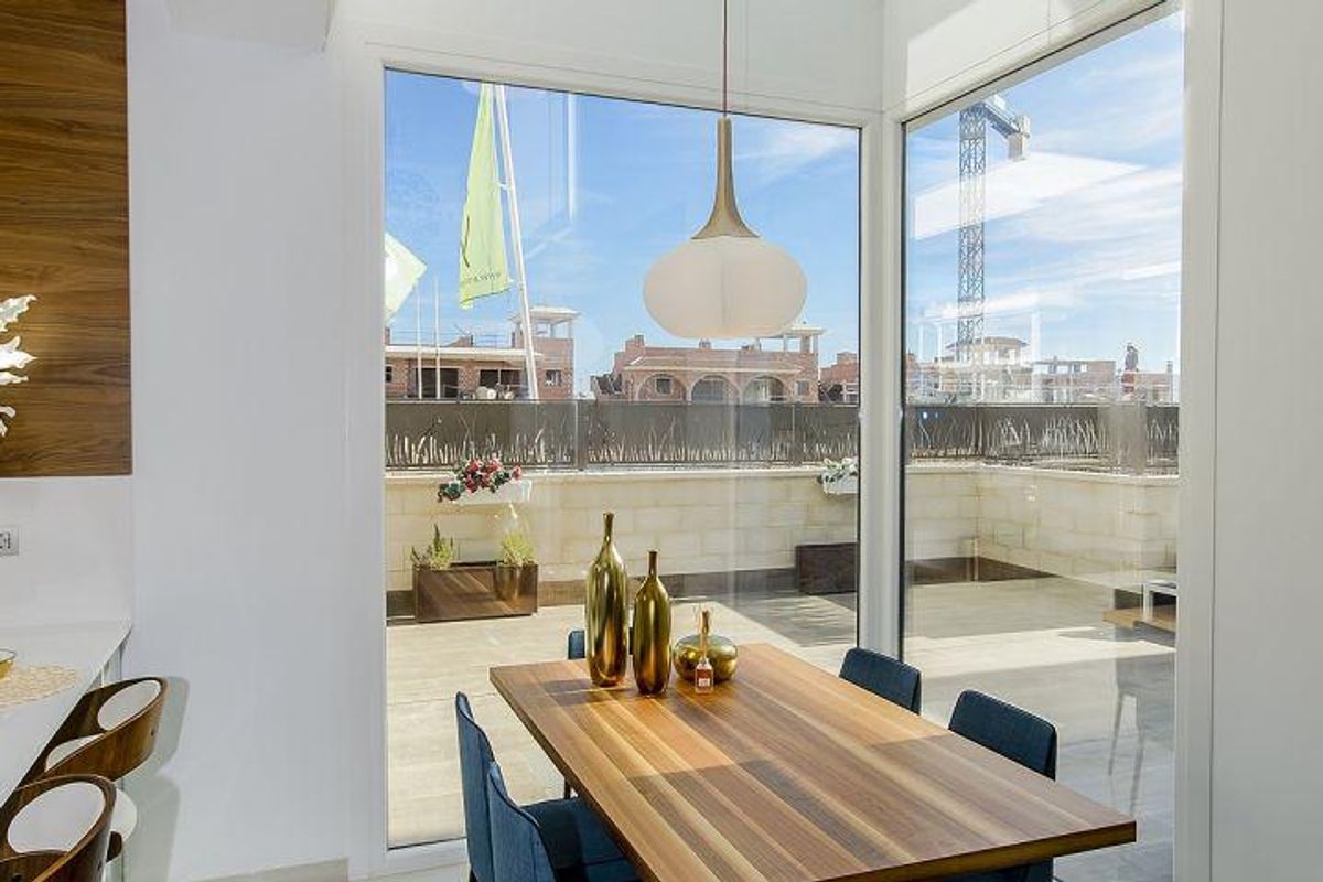 Eetruimte met uitzicht op het terras, helder en luchtig in de 3-slaapkamer villa in Rojales.