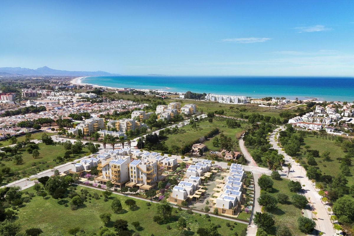 Luchtfoto van nieuwe rijtjeshuizen nabij het strand in Costa Blanca Noord, El Verger.