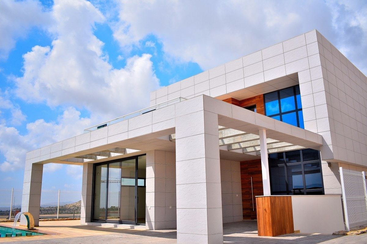 Stijlvol exterieur van een 4-slaapkamer villa in Finestrat met grote ramen en buiten terras.