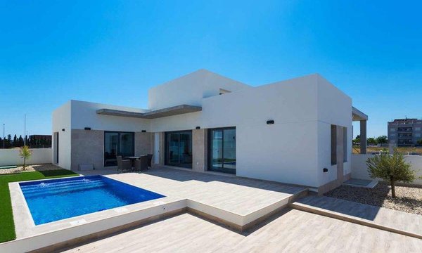Moderne 3-slaapkamer villa buitenkant in Daya Nueva, Costa Blanca Zuid, met een blauw zwembad en terras.