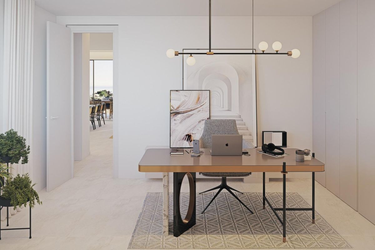 Moderne thuiskantoor met veel licht in Fuengirola, Costa del Sol, perfect voor thuiswerken.