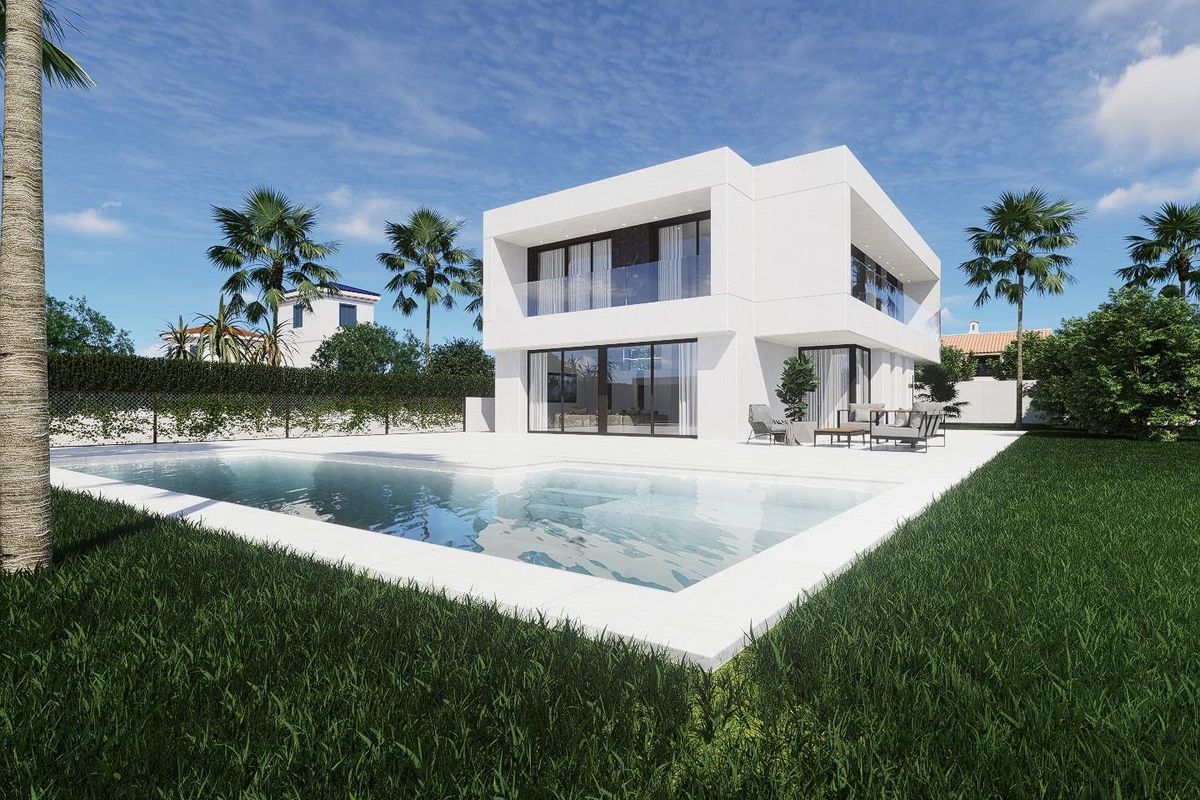 Contemporary villa in Orihuela Costa met een helder zwembad en een ruime tuin voor buitenplezier.