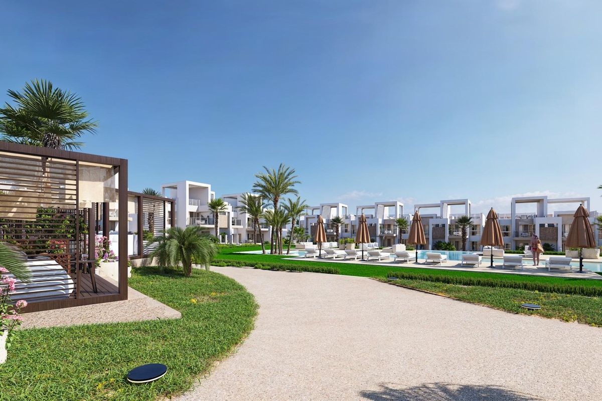 Pad naar moderne bungalows in een goed onderhouden tuin in Ciudad Quesada, Costa Blanca Zuid.