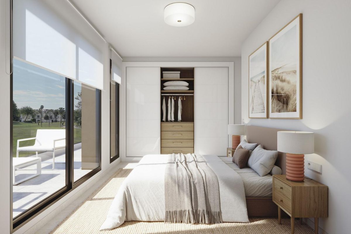 Heldere slaapkamer in de villa in San Javier, met een tweepersoonsbed en natuurlijk licht van grote ramen.