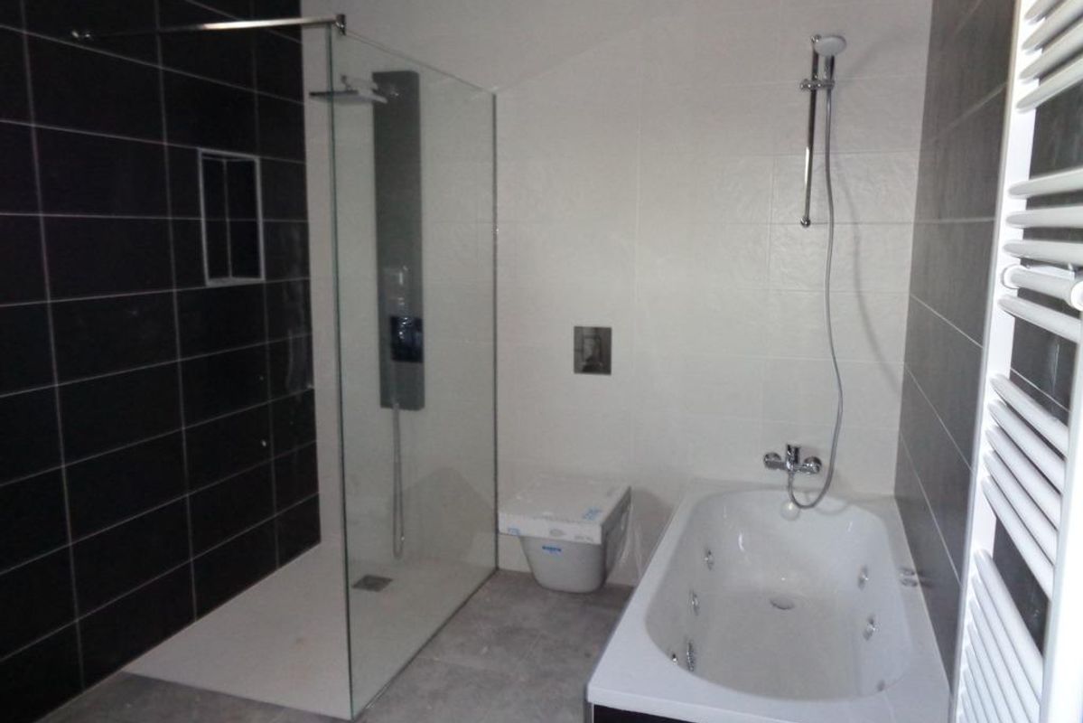 Stijlvolle badkamer met glazen douche en bad in een 3-slaapkamer villa in Pinoso, Costa Blanca Zuid.