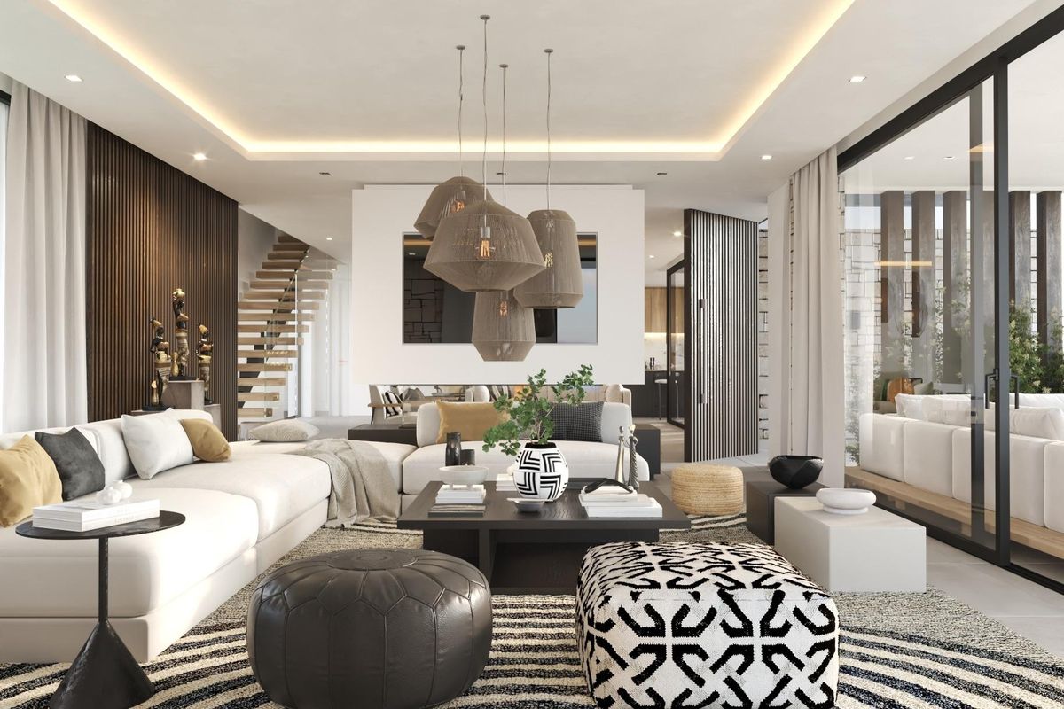 Heldere en ruime woonkamer met elegante decoratie en toegang tot buiten in een luxe villa in Benalmádena.