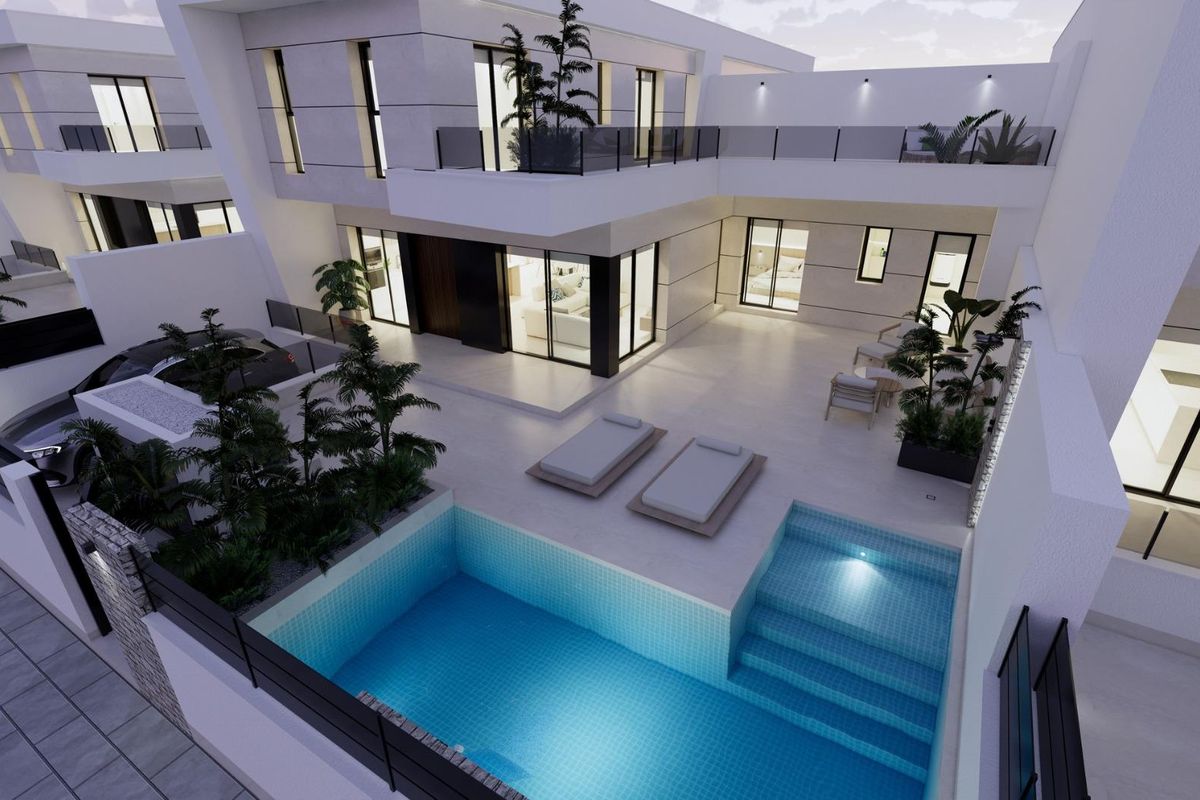 Verlichte luchtfoto van het villa zwembad en terras bij nacht, Dolores, Costa Blanca Zuid.