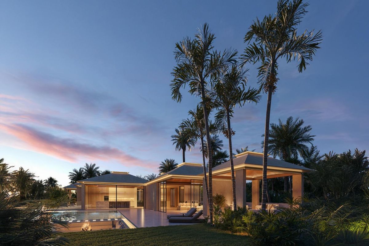 Verbluffend uitzicht op de buitenkant van een villa met weelderig landschap bij zonsondergang in Marbella.