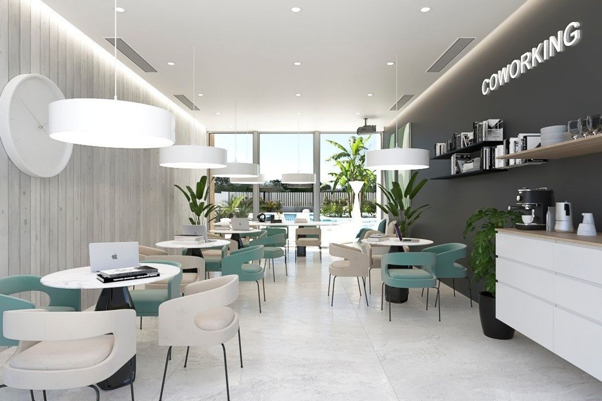 Co-workingruimte met modern meubilair en natuurlijk licht in Orihuela Costa, ideaal voor afstandsarbeid.