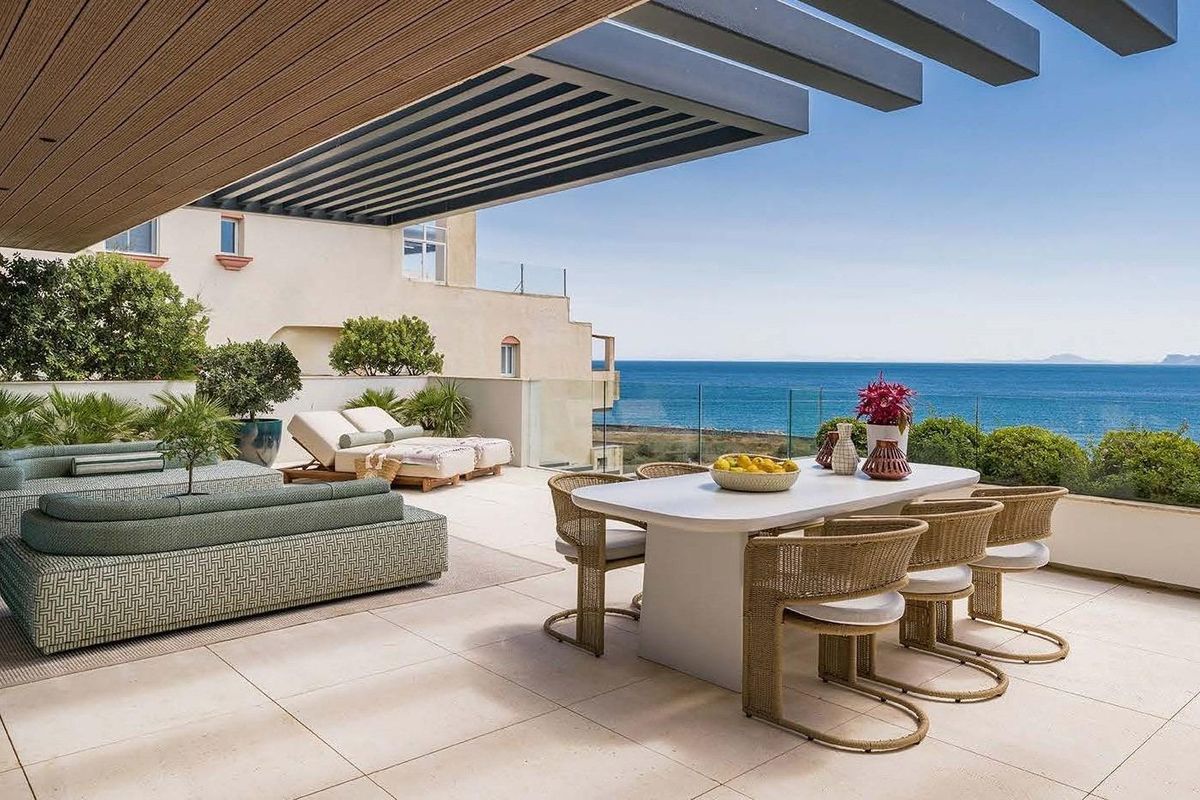 Luxe woonkamer met panoramisch uitzicht op zee
