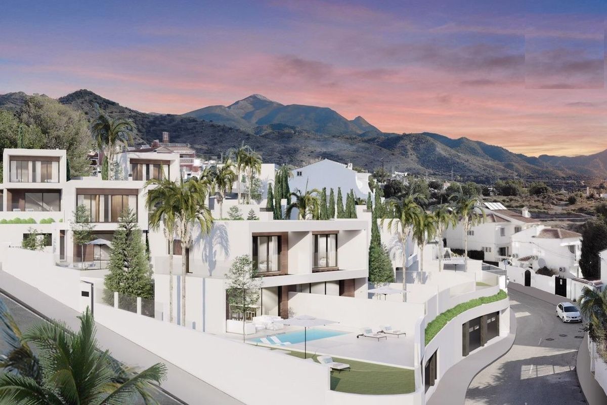 Een luxe 3-slaapkamer villa in Nerja met een adembenemend berglandschap en prachtige tuin.