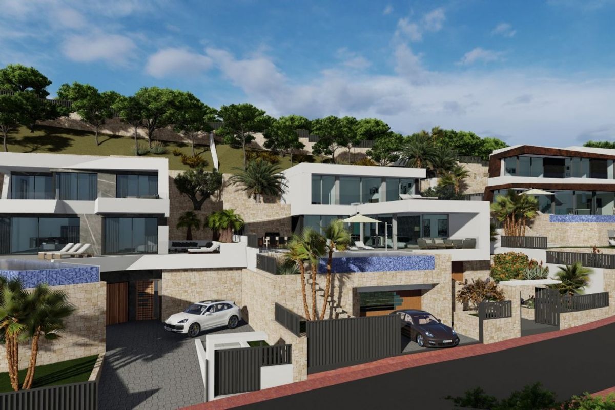 Uitzicht op meerdere moderne villa's in Calpe, Spanje, met aangelegde tuinen en zwembaden.