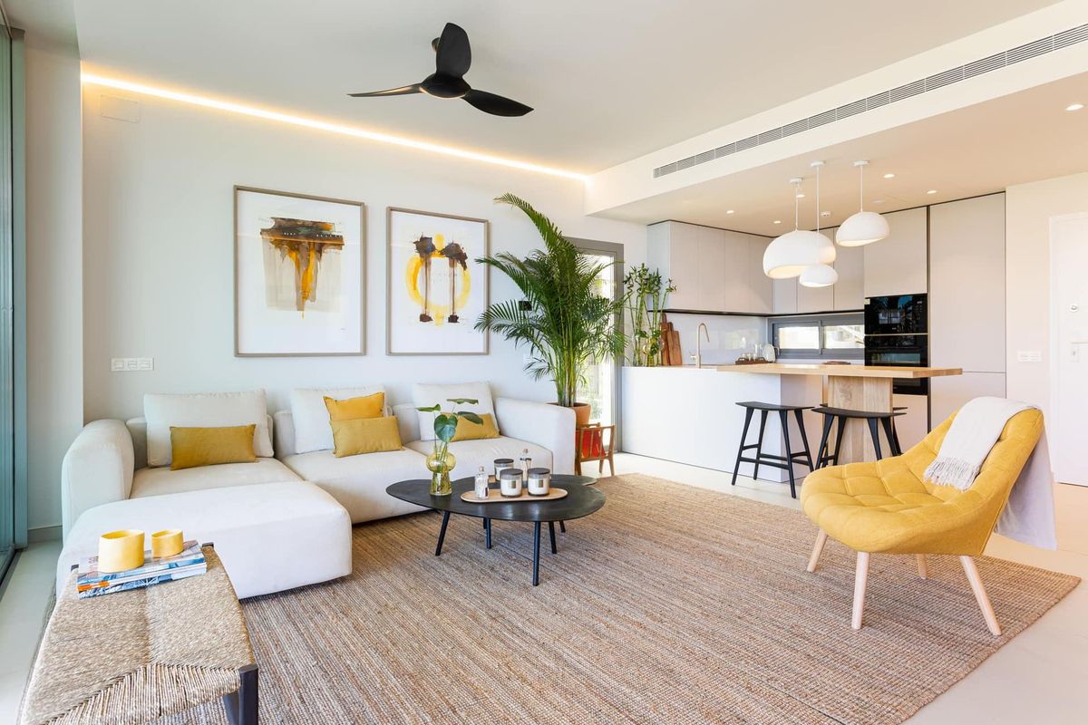 Stijlvolle woonkamer met moderne inrichting in een gelijkvloerse appartement in Fuengirola, Costa del Sol.