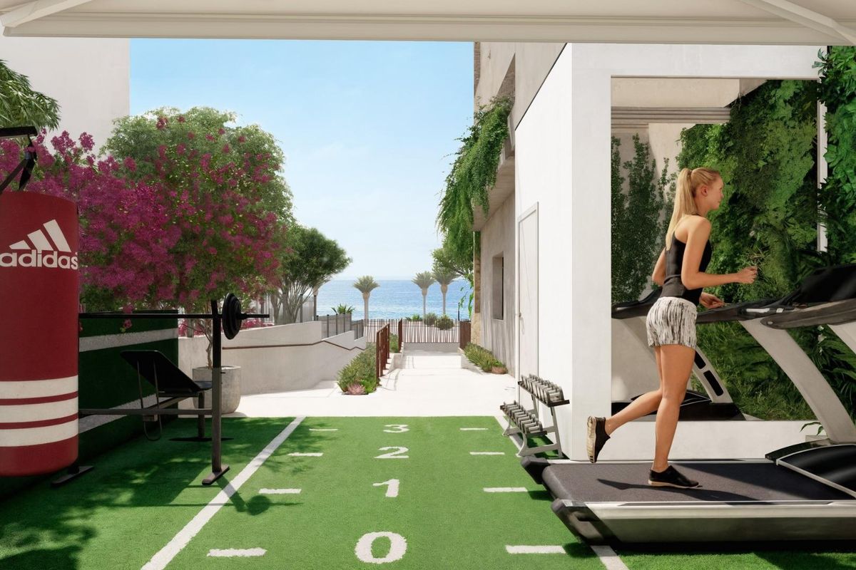 Buitentrainingsruimte met apparatuur en uitzicht op zee in Villajoyosa, perfect voor actieve levensstijlen.