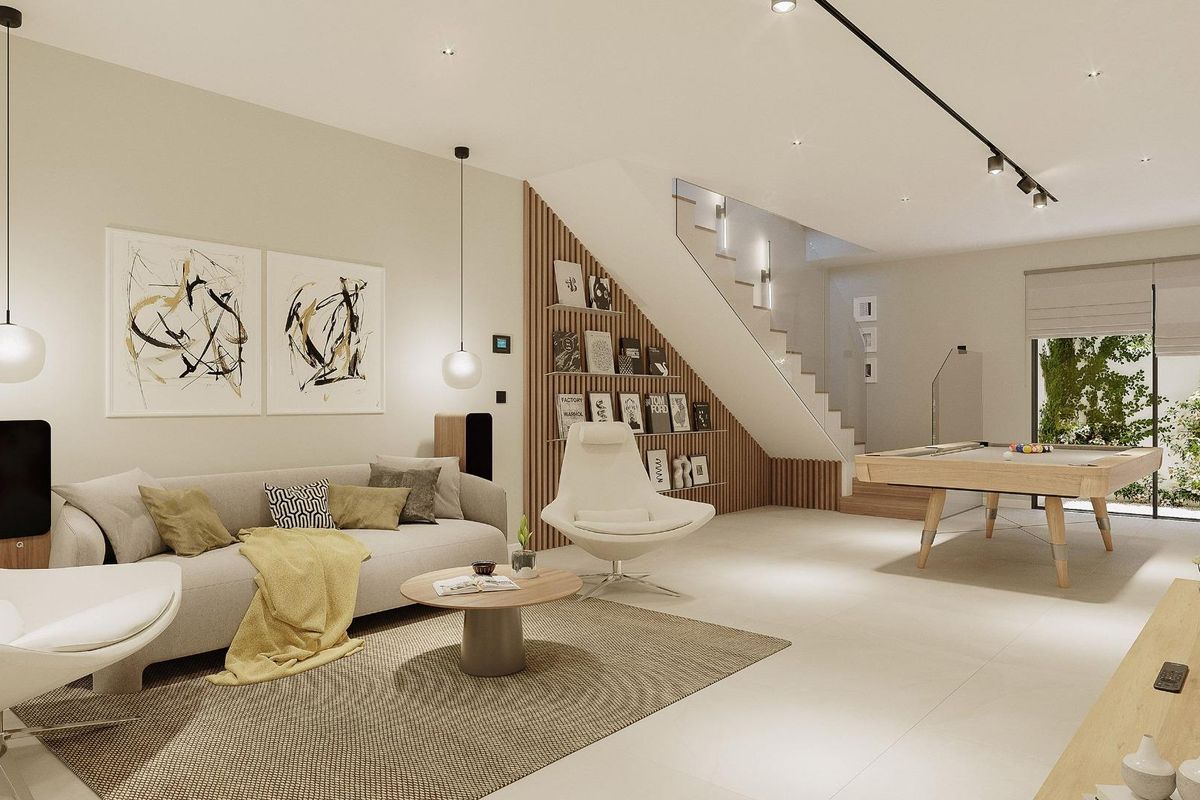 Ruime woonkamer in een townhouse in Fuengirola, compleet met een spelletjes tafel en moderne decoratie.