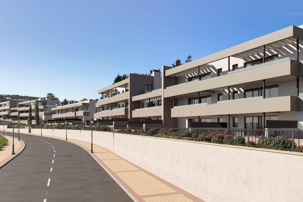 Buitenzicht op de stijlvolle appartementen met eigentijdse architectuur in Casares, Costa del Sol.