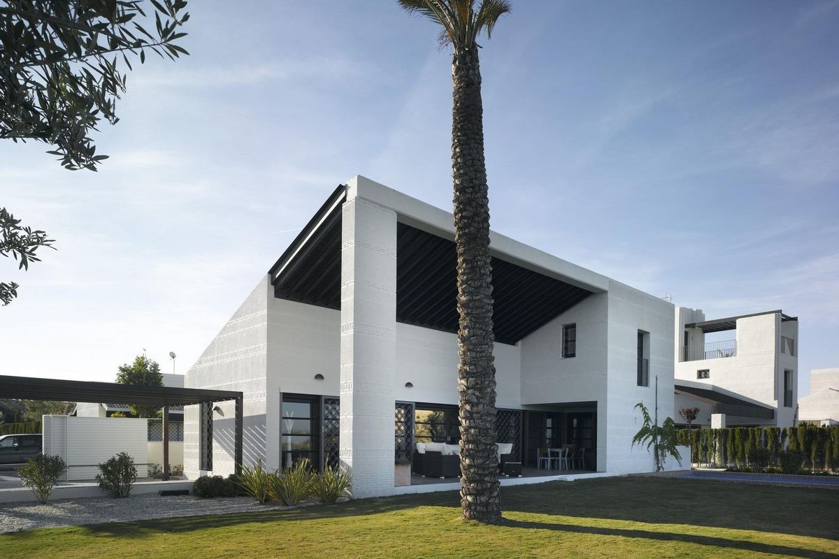 Moderne 4-slaapkamer villa exterieur met palmbomen in Sucina, Costa Calida, omgeven door een goed onderhouden grasveld.