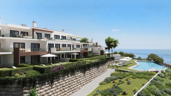 Buitenzicht op modern 2-slaapkamerappartementcomplex met tuinen en zwembad in Casares, Costa del Sol, Spanje.
