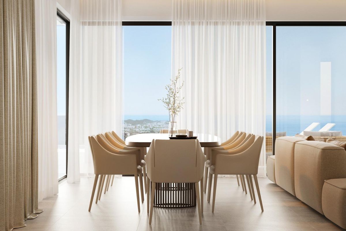 Chique eetgedeelte in villa in Mijas met een grote tafel en prachtig uitzicht op de kustlijn.