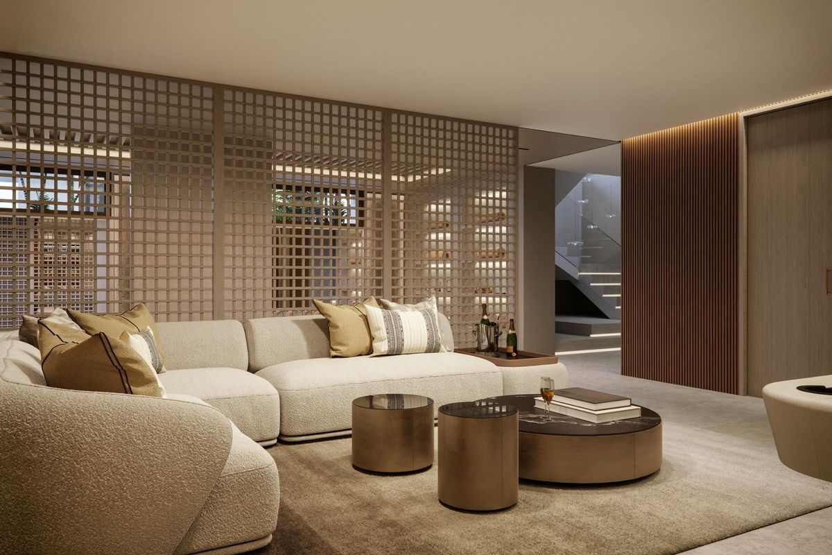 Luxueuze woonkamer met gezellige zitplaatsen en elegante inrichting, gelegen in een villa in Marbella.