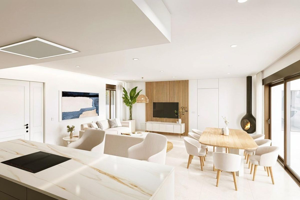 Heldere woonkamer met een gezellige bank en eethoek, die het moderne ontwerp van de villa in San Pedro toont.