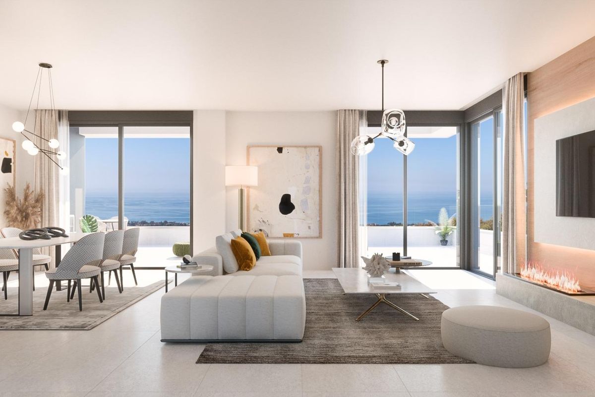 Stijlvolle woonkamer met uitzicht op de oceaan in de penthouse in Marbella, met moderne decoraties.
