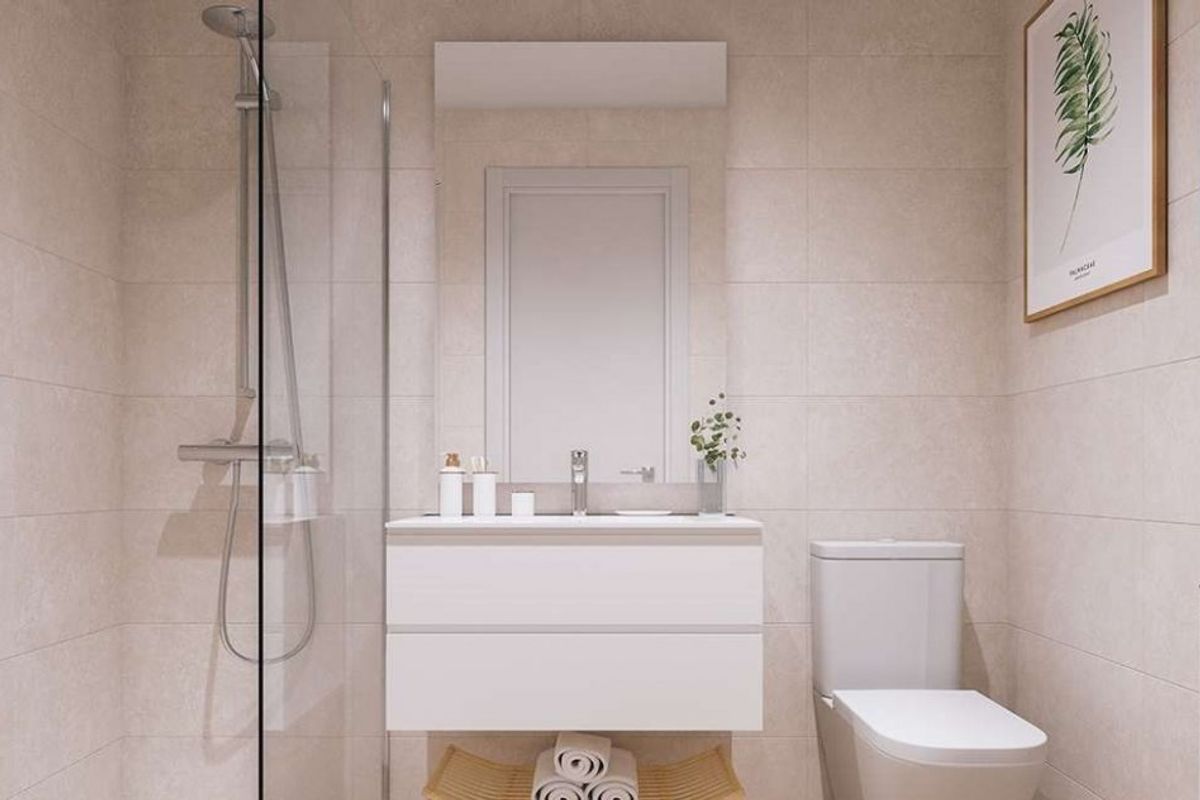 Moderne badkamer van een penthouse in Denia, met strakke tegels en een ruime douche.