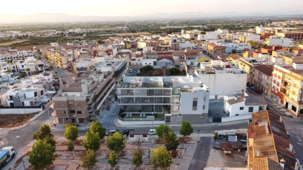 Luchtfoto van een modern 2-slaapkamerappartement in Benijofar, Costa Blanca, met omliggende stedelijke omgeving.