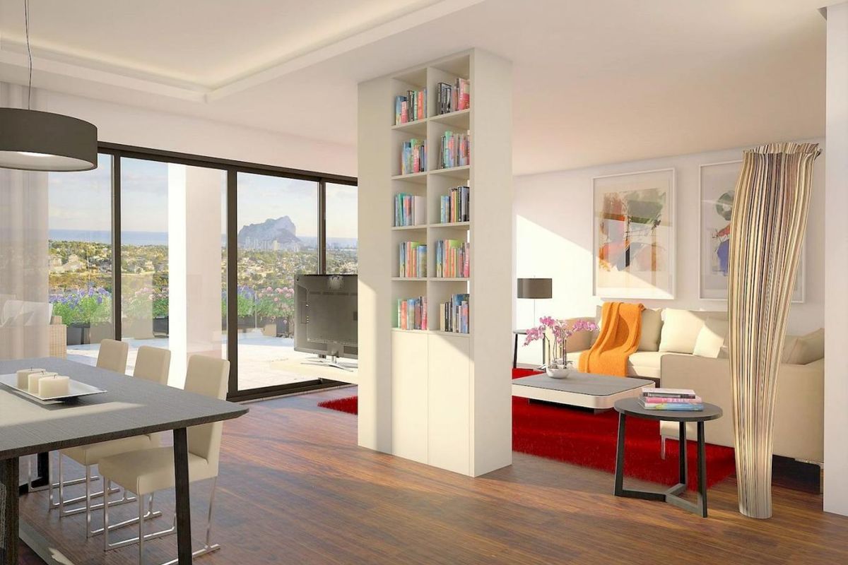 Moderne eetkamer met boekenplank en uitzicht in een villa in Calpe, Costa Blanca Noord.