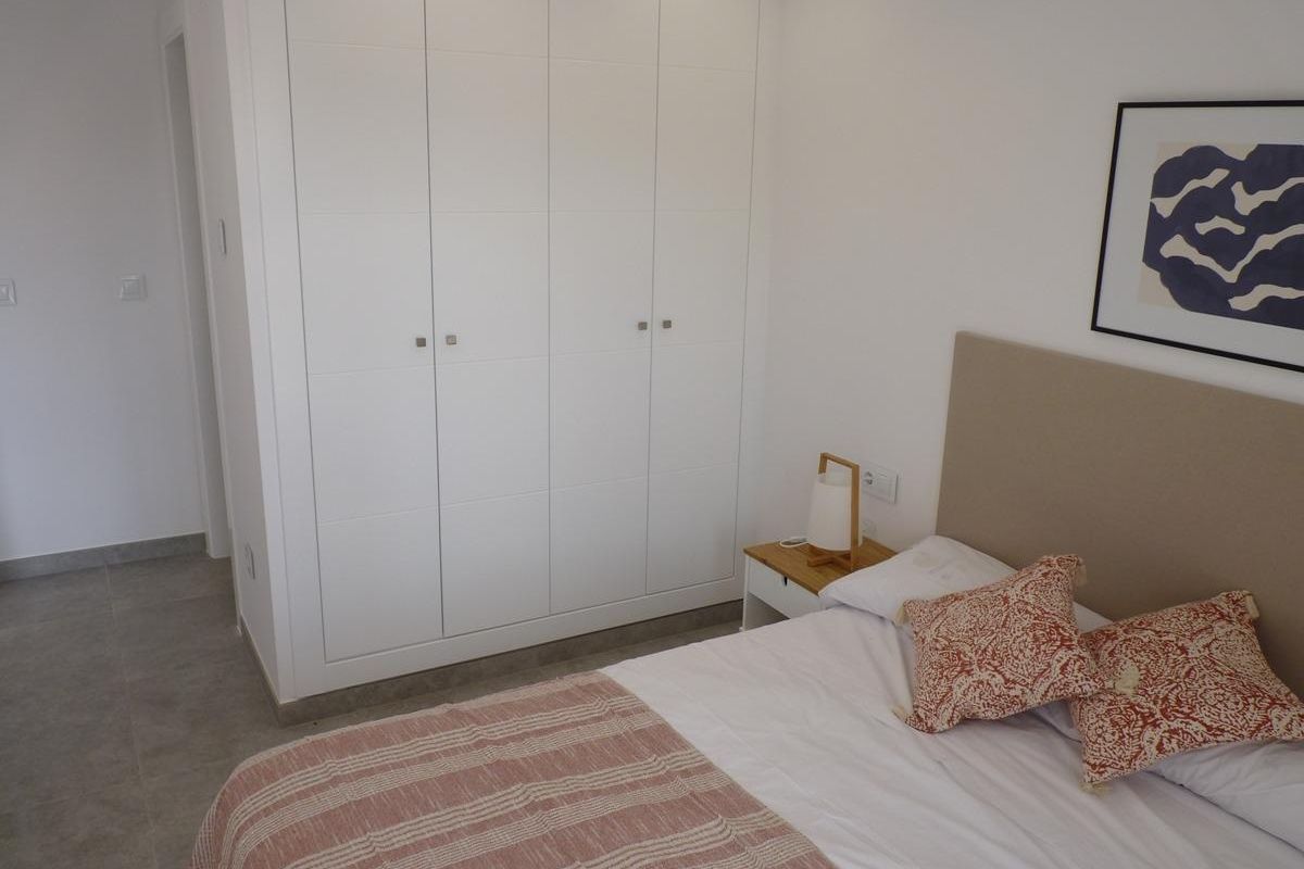 Gezellige slaapkamer met een stijlvolle indeling in een 3-slaapkamer town house in Pilar de La Horadada, Costa Blanca Zuid.