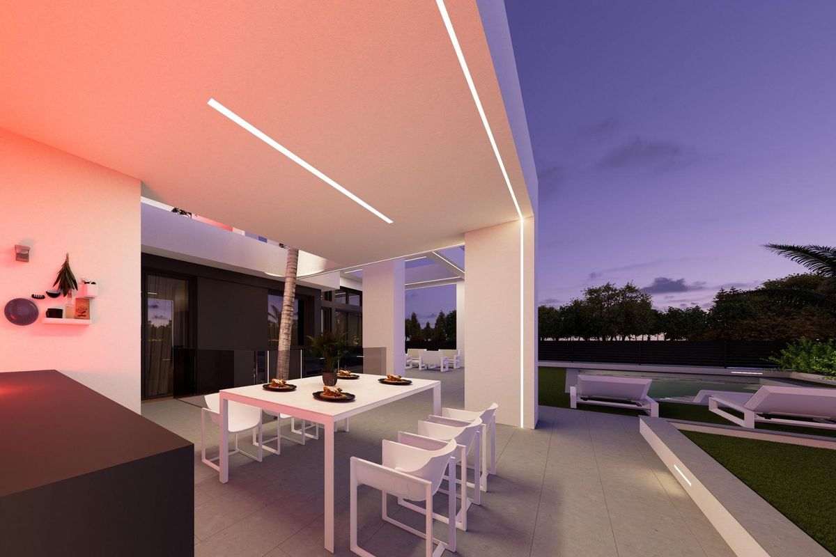 Serene eetervaring in de 5-slaapkamer villa bij zonsondergang, met buitenzitplaatsen.