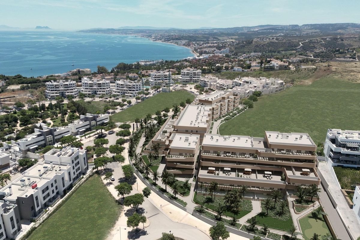 Panoramisch uitzicht op Estepona met een modern appartementencomplex dichtbij de kust.