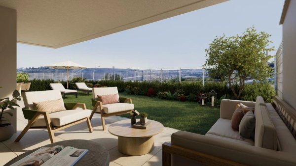 Terras van het appartement op de begane grond met uitzicht, voorzien van zitplaatsen en tuin in Estepona, Costa del Sol.