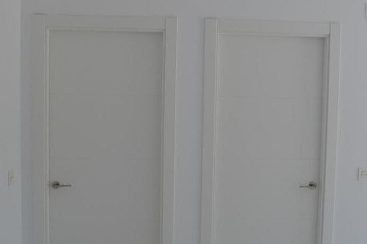 Twee deuren die naar kamers leiden in een moderne villa-indeling in Pinoso, Costa Blanca Zuid.
