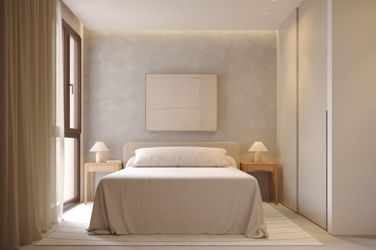 Serene slaapkamer met zachte grijze muren, wit beddengoed, houten nachtkastjes en minimalistisch kunstwerk in bungalow nabij Dolores