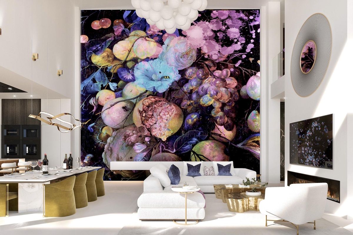 Kleurrijke woonruimte met bloemkunst en elegante meubels in een luxe villa in Benahavís.