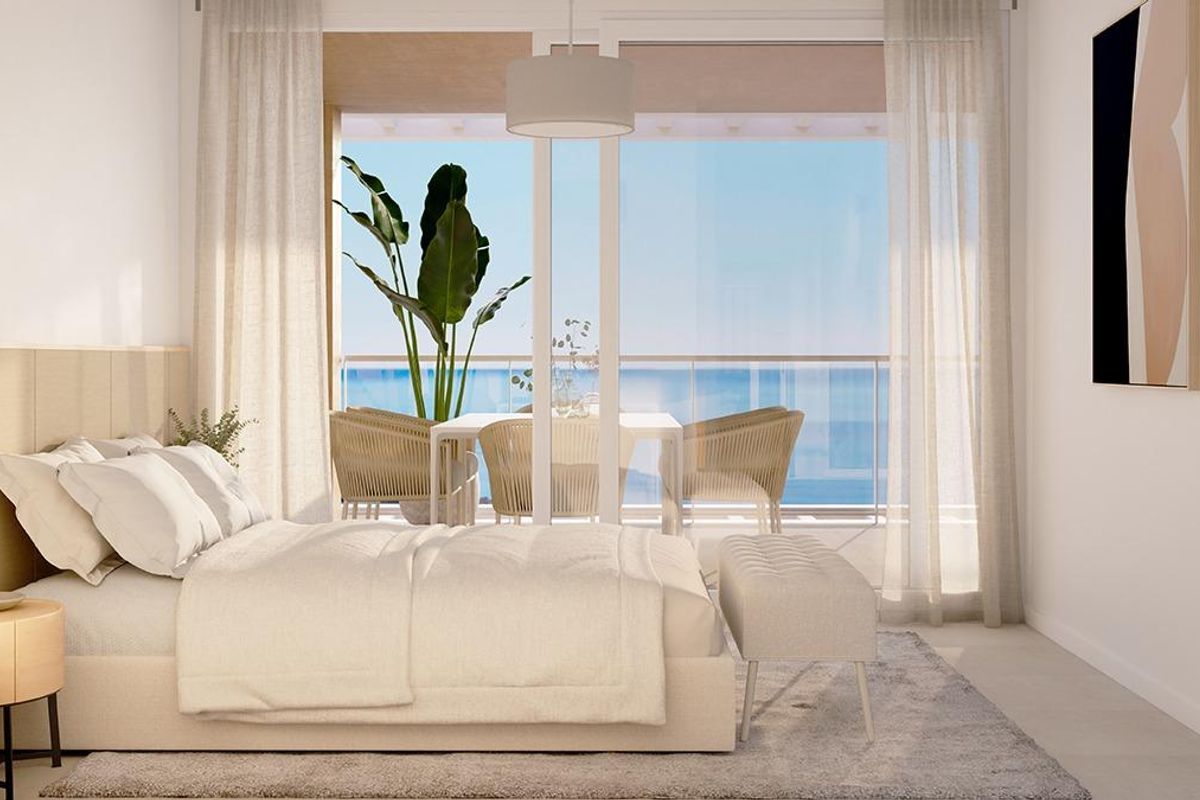 Ruime slaapkamer met toegang tot het balkon en zeezicht in een appartement op de begane grond in San Roque.