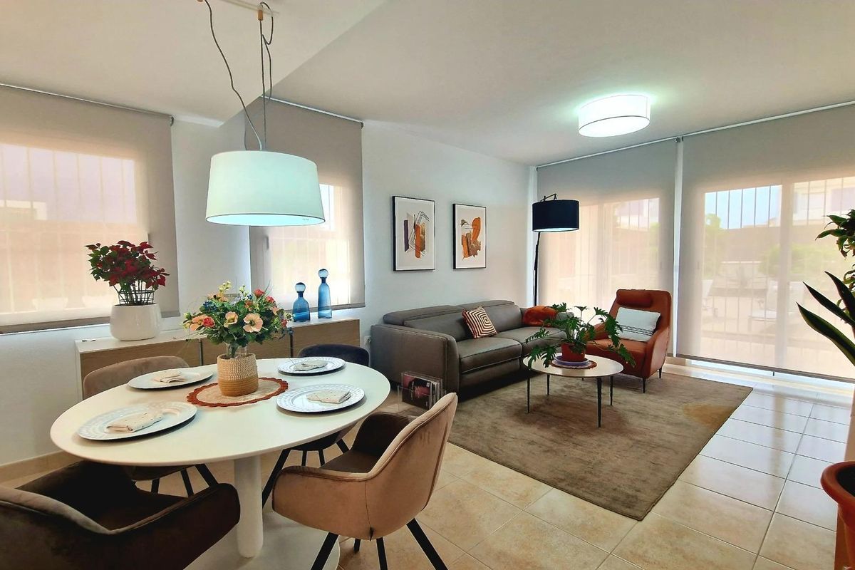 Moderne leefruimte in de villa in Lorca, met een eettafel en stijlvol interieur.