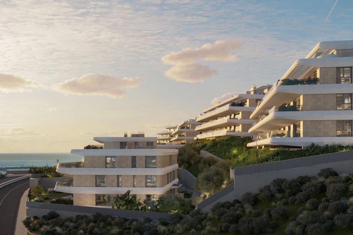 Eigentijds appartementencomplex in Estepona, Costa del Sol, met groene tuinen en zeezicht.