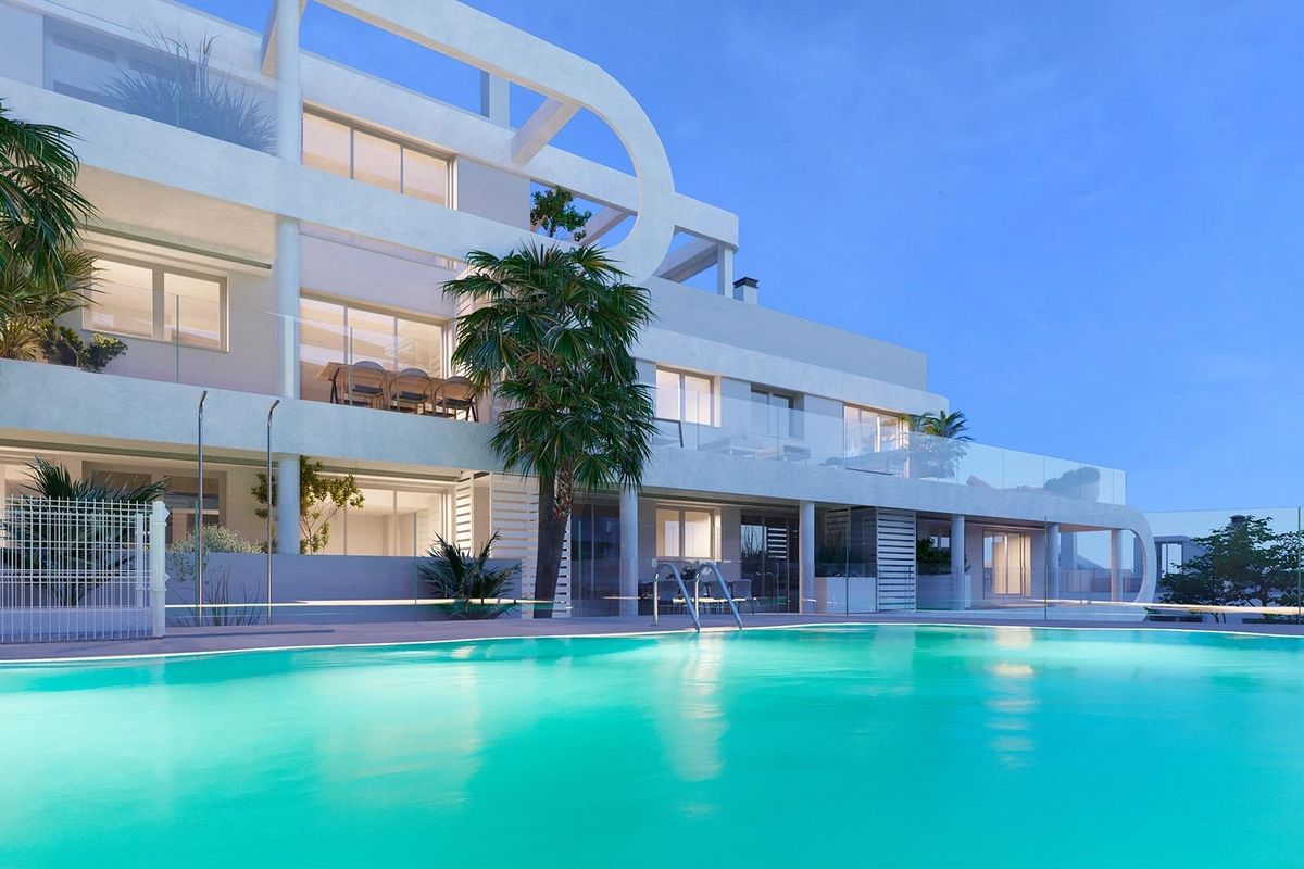 Wow poolgebied naast modern town house in Estepona, Costa del Sol, omringd door palmbomen en een ontspannen sfeer.