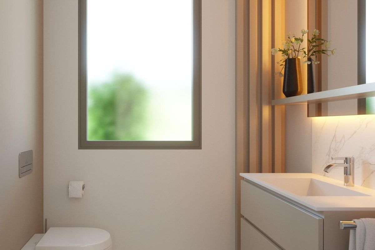 Strakke badkamer met moderne armaturen en natuurlijk licht, ontworpen voor functionaliteit in Benahavís.