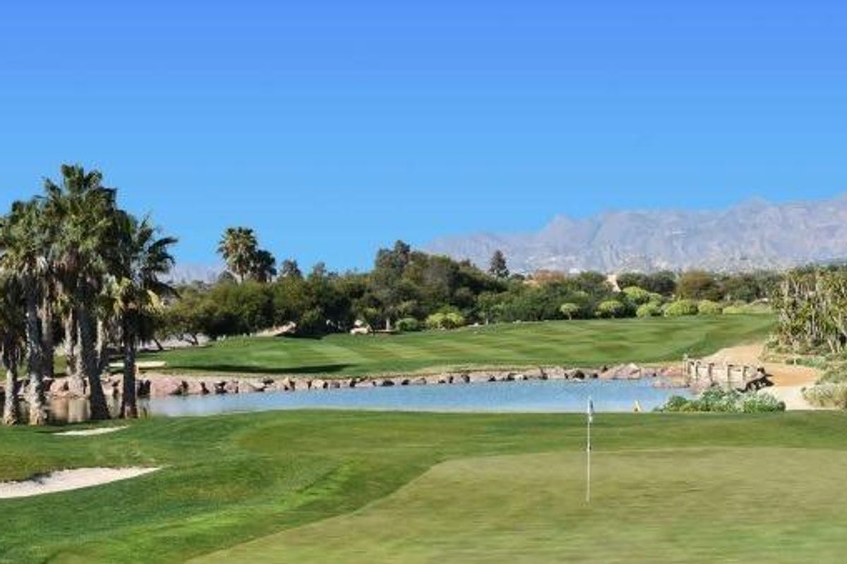 Zicht op een golfbaan met palmbomen en bergen in Cuevas Del Almanzora, Spanje.
